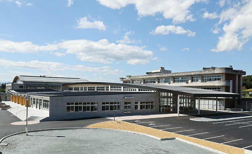須賀川市立義務教育学校稲田学園外観