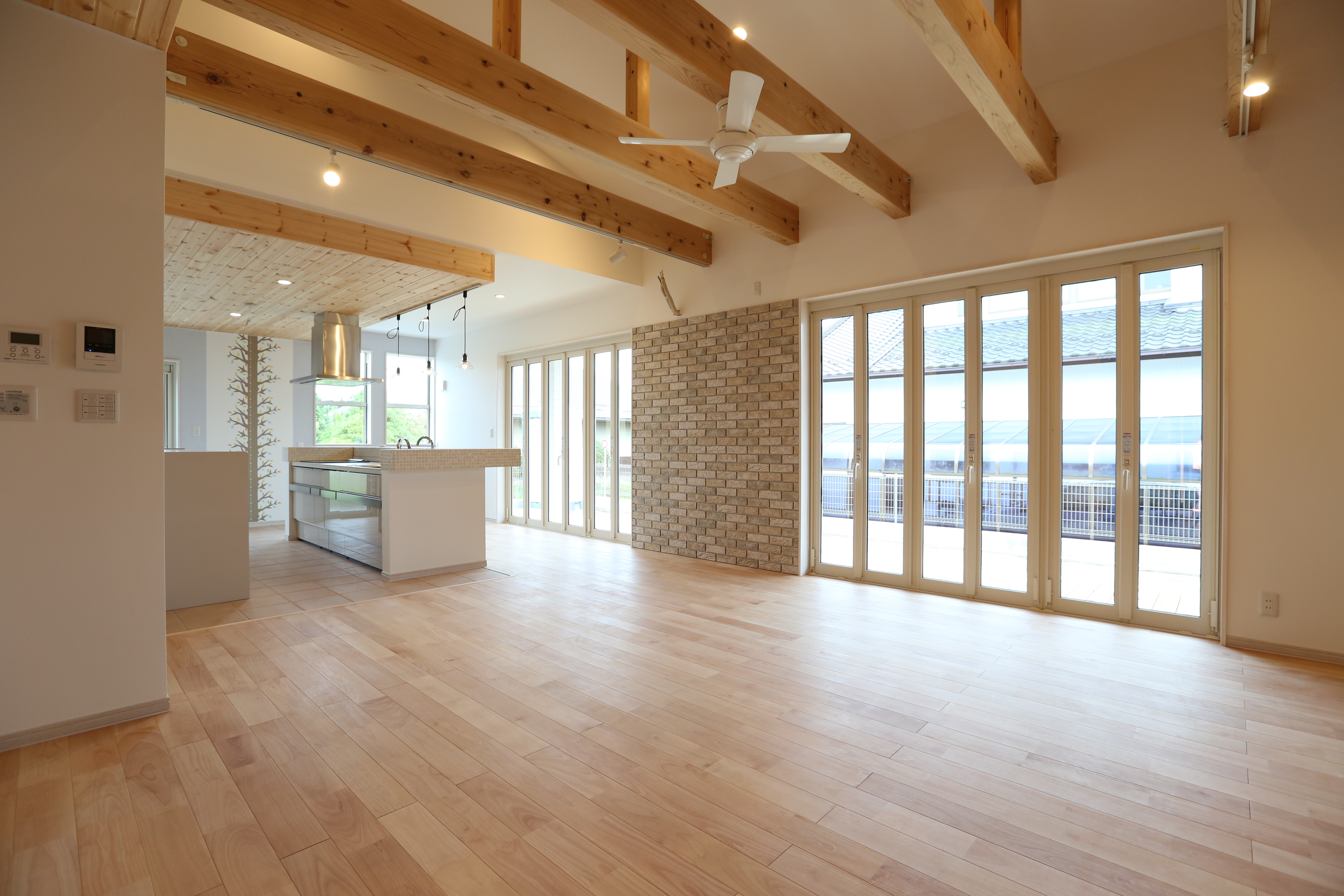明るい日差しが入り込むカフェスタイルの家 渡辺建設